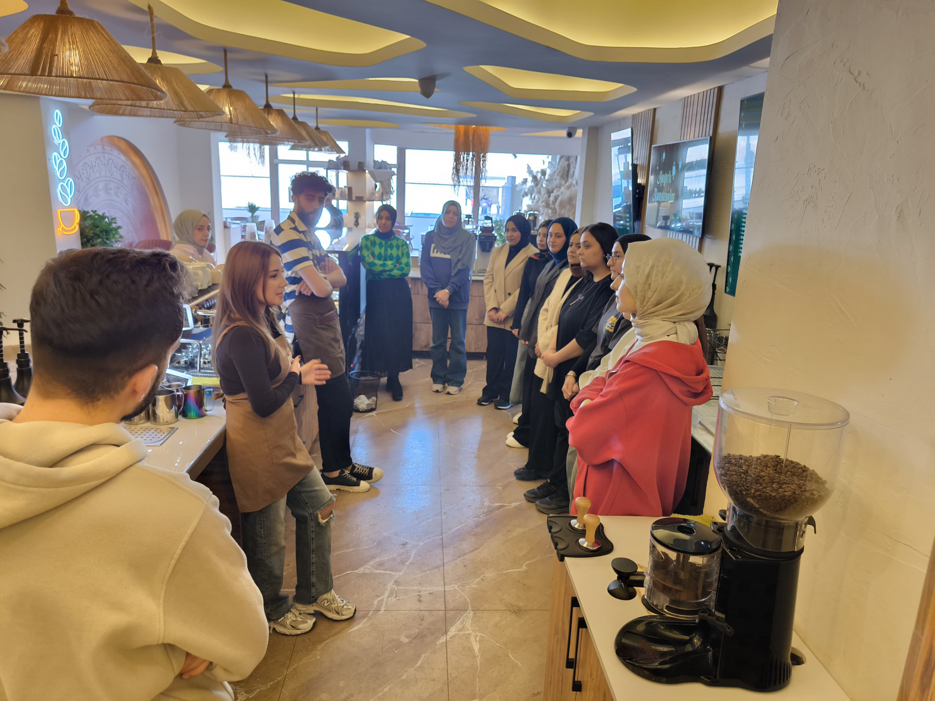 Gastronomi ve Mutfak Sanatları Bölümü öğrencilerimiz öncülüğünde Boho Aden'de baristalık eğitimine başladı.